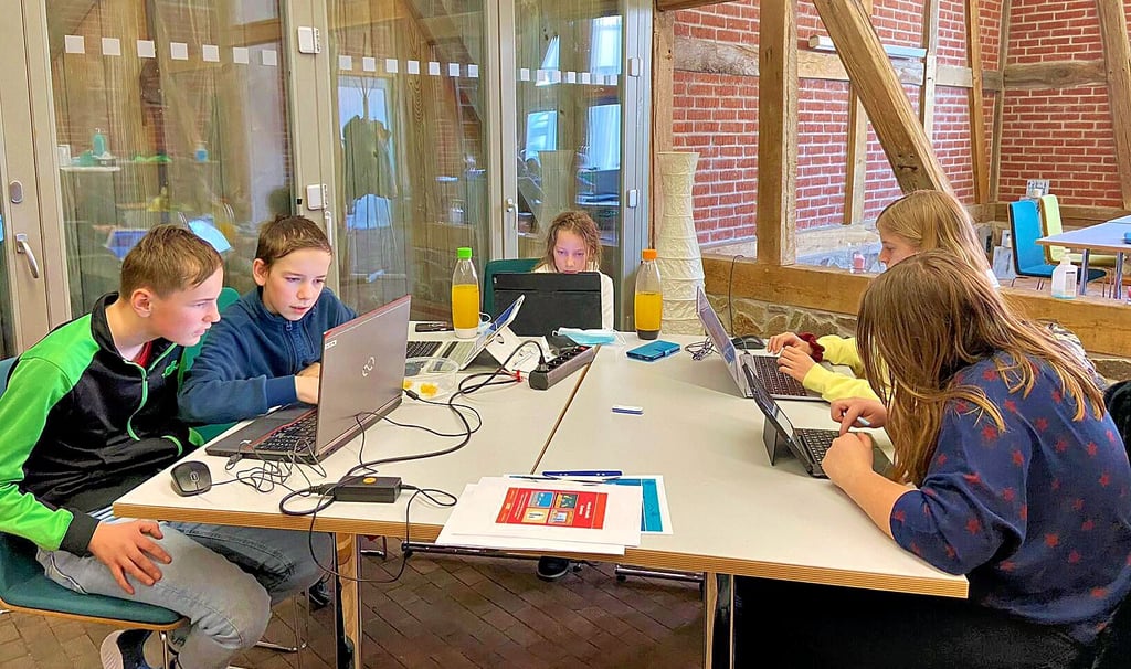 In der Werk- und Kulturscheune in Loitsche programmierten die Schüler in den Ferien ihr selbstentworfenes Spiel.