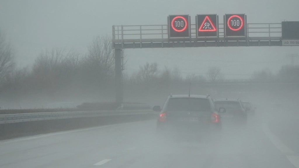 Auf der A14 würde die Höchstgeschwindigkeit wegen Aquaplaning heruntergesetzt.