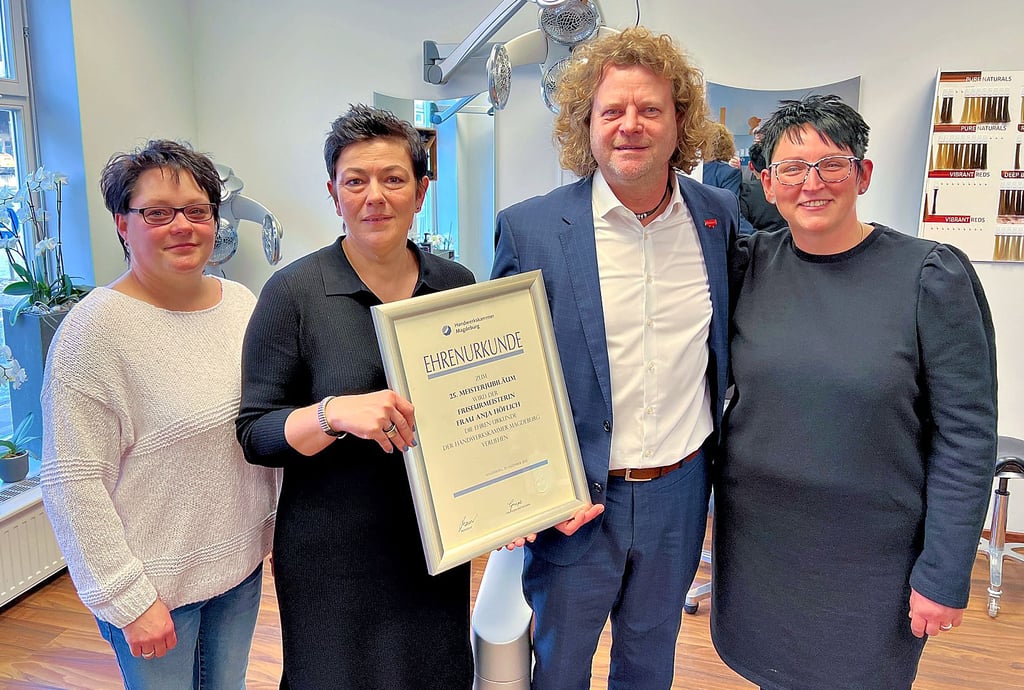 Mit einer Ehrenurkunde zeichnet Andreas Dieckmann, Vizepräsident der Handwerkskammer Magdeburg, Friseurmeisterin Anja Höflich (Zweite von links) aus. Über die Auszeichnung freuen sich auch Melanie Tettenborn (links) und Angela Krebs-Matiasch.
