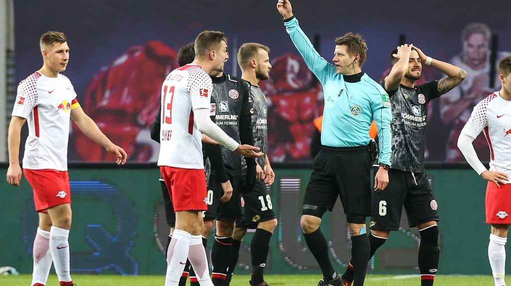 Patrick Ittrich zeigte Stefan Ilsanker eine umstrittene Gelbe Karte.