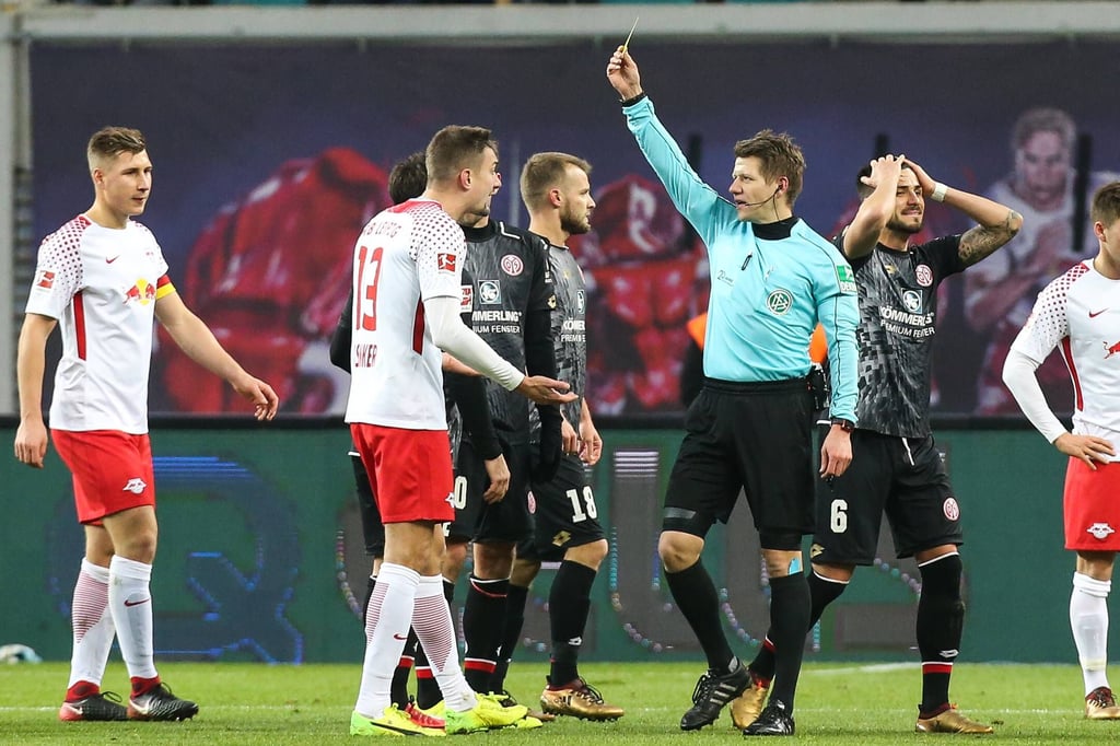 Patrick Ittrich zeigte Stefan Ilsanker eine umstrittene Gelbe Karte.