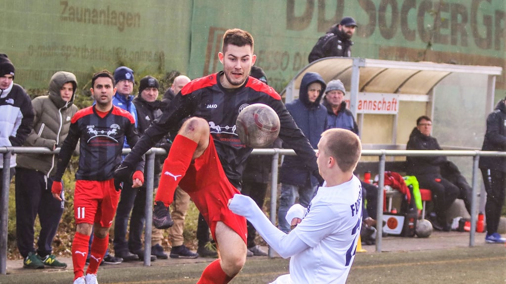 Kelbra (schwarz) unterlag am Sonntag in einer Windlotterie gegen Farnstädt 0:1.