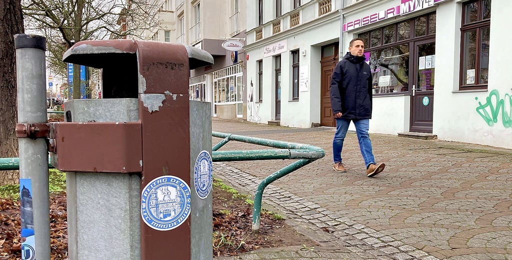 So wie hier an der Halberstädter Straße sollen auch andere Straßen in Magdeburg- Sudenburg mit Abfallbehältnissen ausgestattet werden. Julian Schache und eine Mitstreiterin sammeln derzeit Hinweise, wo ein Bedarf besteht.