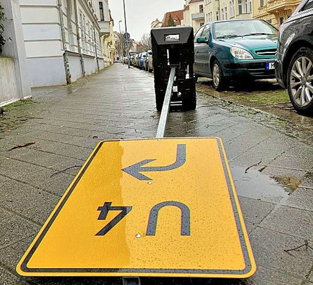 Das Sturmgeschehen führte am Wochenende in Magdeburg zu einer Vielzahl an umgekippten Beschilderungen.