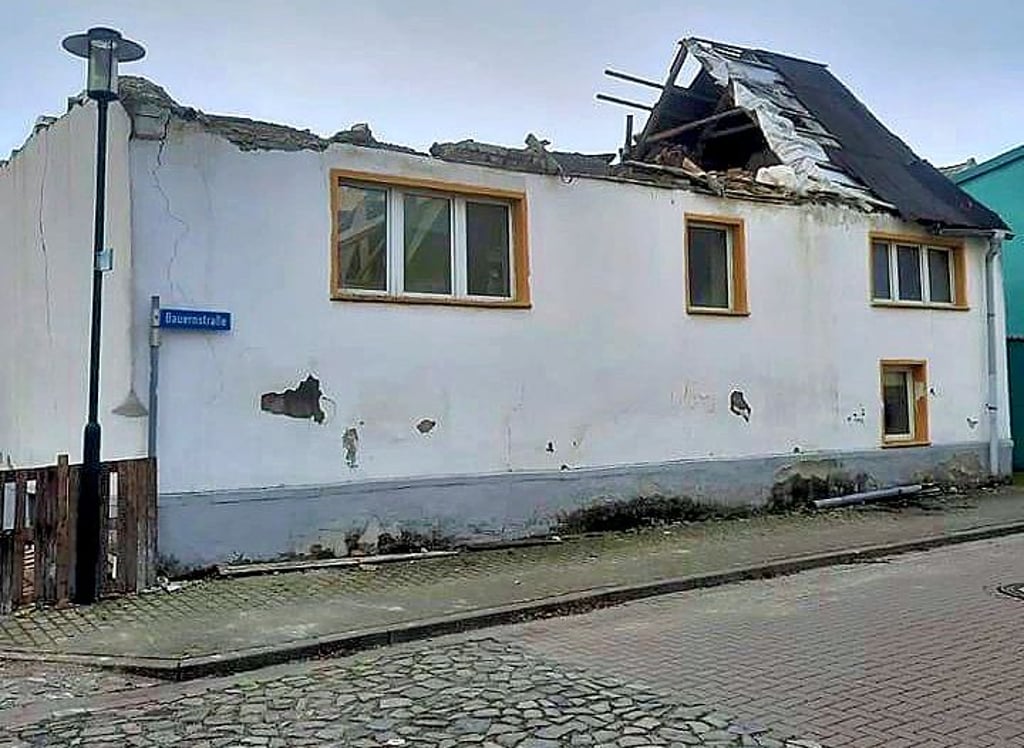Von einem unbewohnten Haus in Atzendorf riss der Orkan fast das gesamte Dach ab.