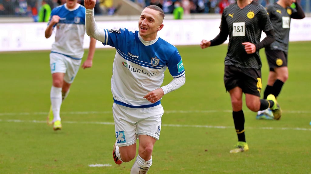 Traf ganz cool vom Elfmeterpunkt zur 1:0-Führung: Baris Atik, der seinen 15. Saisontreffer beim 2:0-Heimsieg des 1. FC Magdeburg in der 3. Liga über Borussia Dortmund II bejubelte.