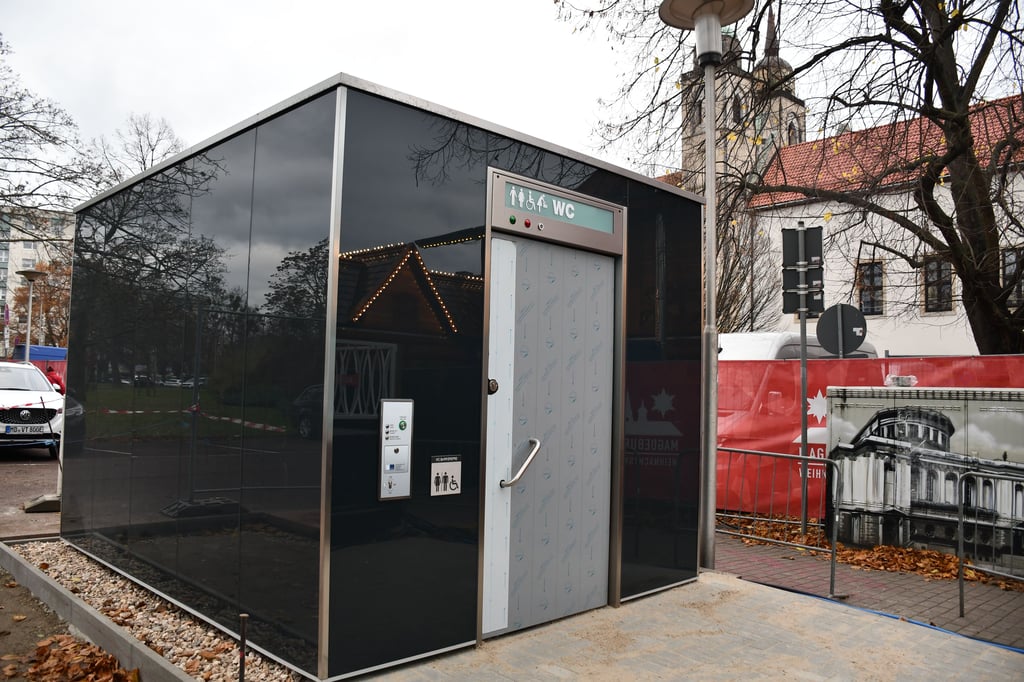 Die neu errichtete WC-Anlage am Alten Markt in der Magdeburger Innenstadt.