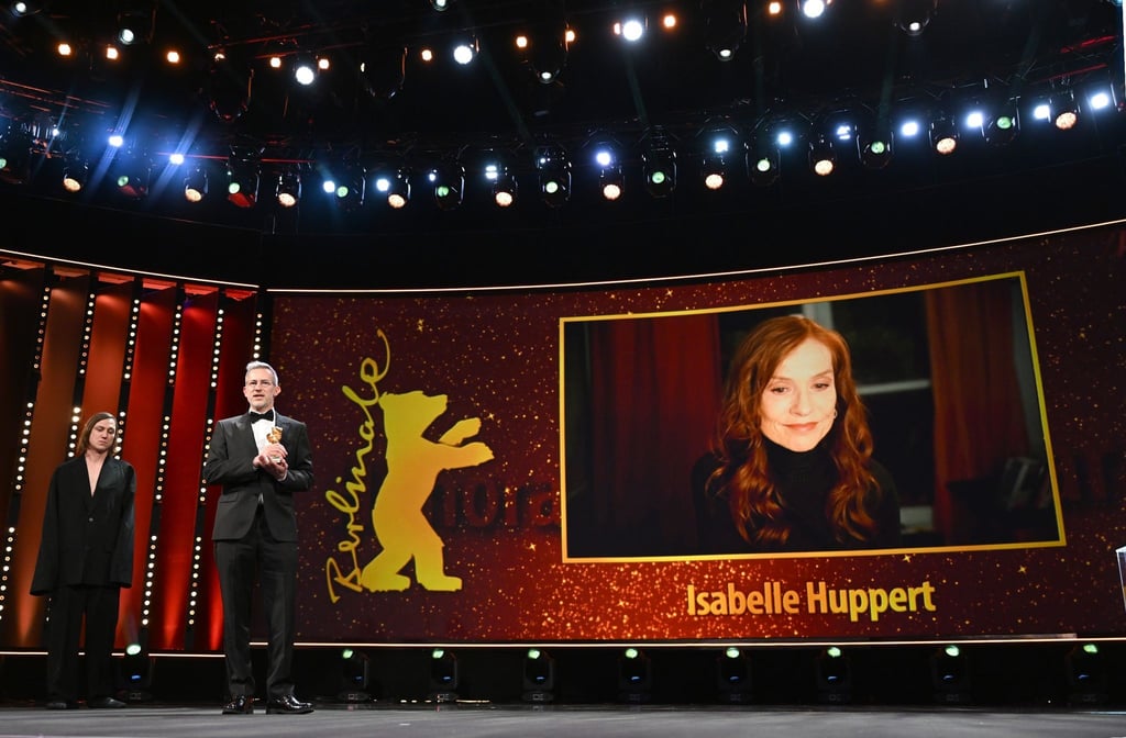 Regisseur Laurent Larivière hat den Preis stellvertretend für Schauspielerin Isabelle Huppert entgegengenommen. Sie wurde per Video zugeschaltet.
