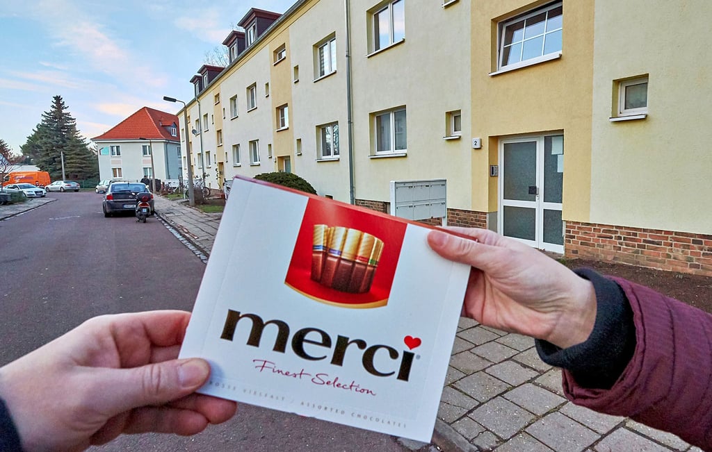 Ebay-Betrüger Lars F. aus Hettstedt gab sich als Franzose aus und bedankte sich bei Nachbarn an der Roschwitzer Thomas-Mann-Straße, die Pakete für ihn annahmen, mehrfach mit einer Pralinenschachtel Merci.