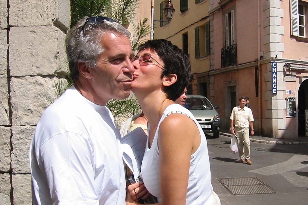 Der verstorbene US-Milliardär Jeffrey Epstein mit seiner inzwischen verurteilten Partnerin Ghislaine Maxwell (Archivbild).