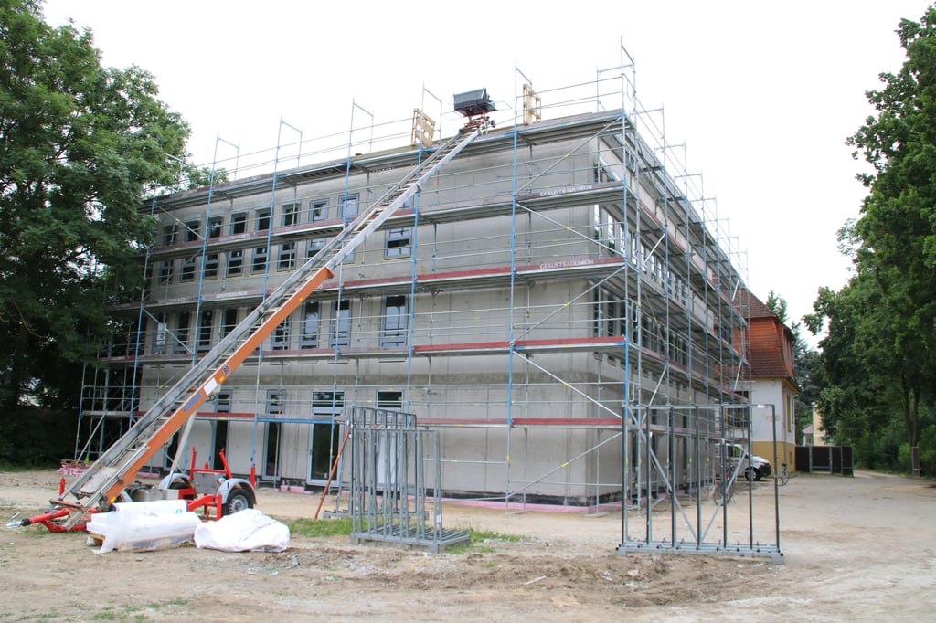 An das alte Rathaus in der Magdeburger Straße 38 in Biederitz wird angebaut. Hier soll künftig die Verwaltung ihren Sitz haben.