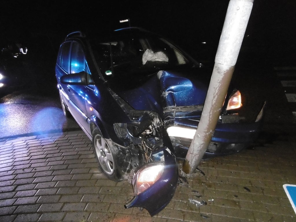 Ein 62-jähriger Autofahrer ist am Sonntagabend (20. Februar) in Bebertal im Landkreis Börde von der Fahrbahn abgekommen und gegen eine Laterne gefahren. Er pustete 1,34 Promille.