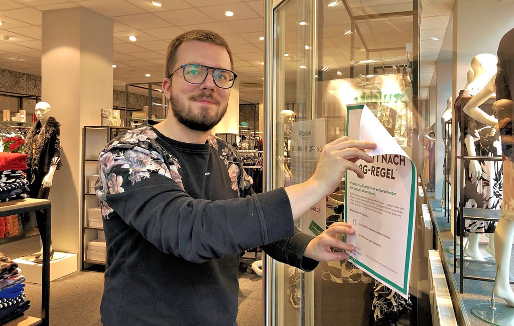 Philipp Druschke ist erleichtert: Am Freitag hat er die Plakate zur 2G-Regelung abnehmen können. Nun können wieder alle Kunden kommen.
