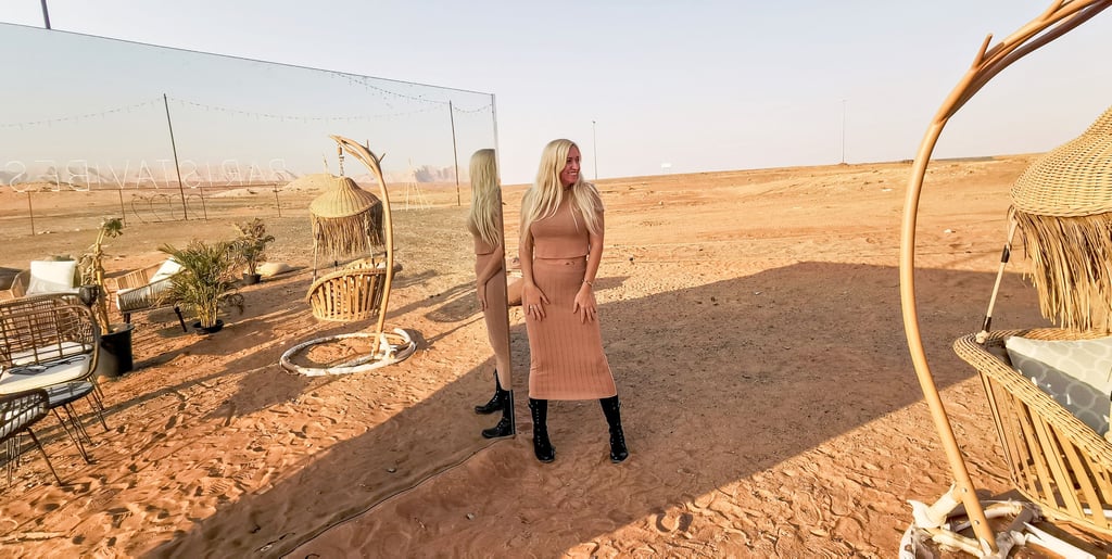Luxus und Wolkenkratzer auf der einen Seite, staubtrockene Wüste auf der anderen: Sabrina Terence lebt seit 16 Jahren in Dubai.