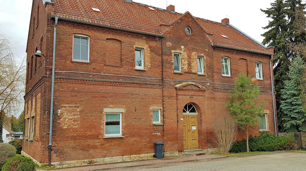 Das über 100 Jahre alte Gemeindehaus von Taucha - einst wurde es als Schule genutzt - soll nächstes Jahr abgerissen werden.