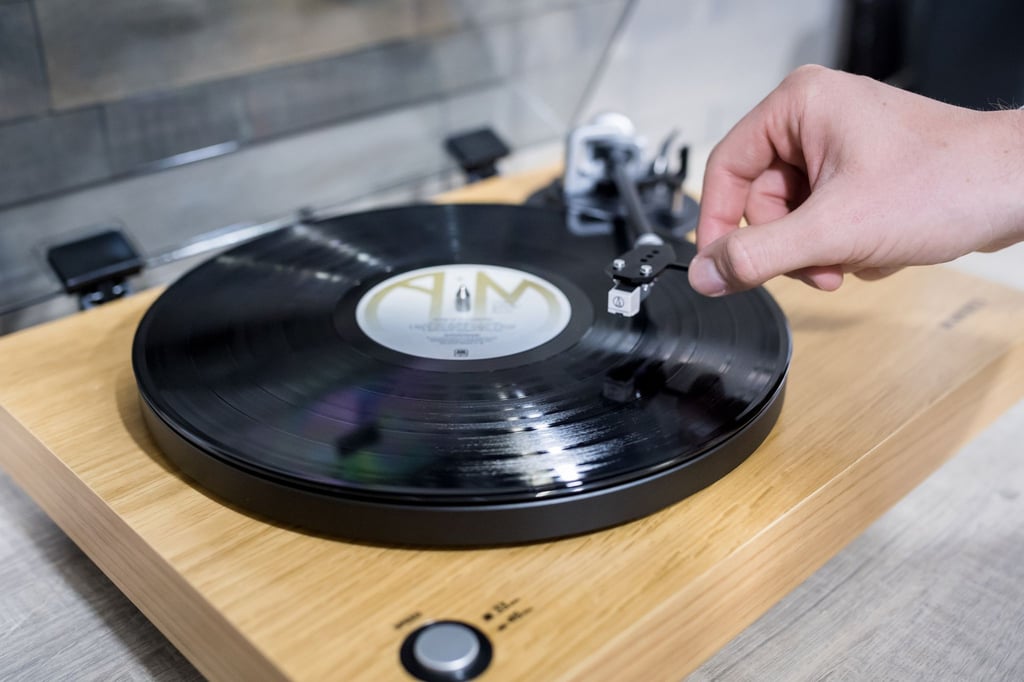 Vinyl steht bei vielen wieder hoch im Kurs - welchen Plattenspieler aber braucht man, um neu einzusteigen oder alte Schallplattenschätzchen wieder erklingen zu lassen?