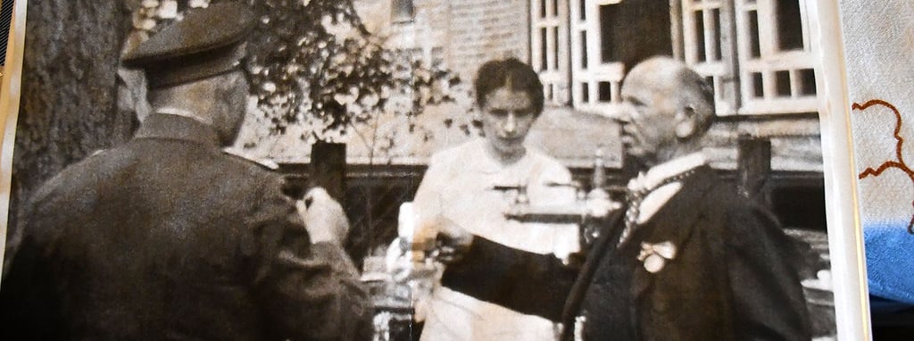 Auf diesem alten Foto ist Fritz Gentsch, der Arendseer Heimatmaler und Gründer des ersten Museums, zu sehen.