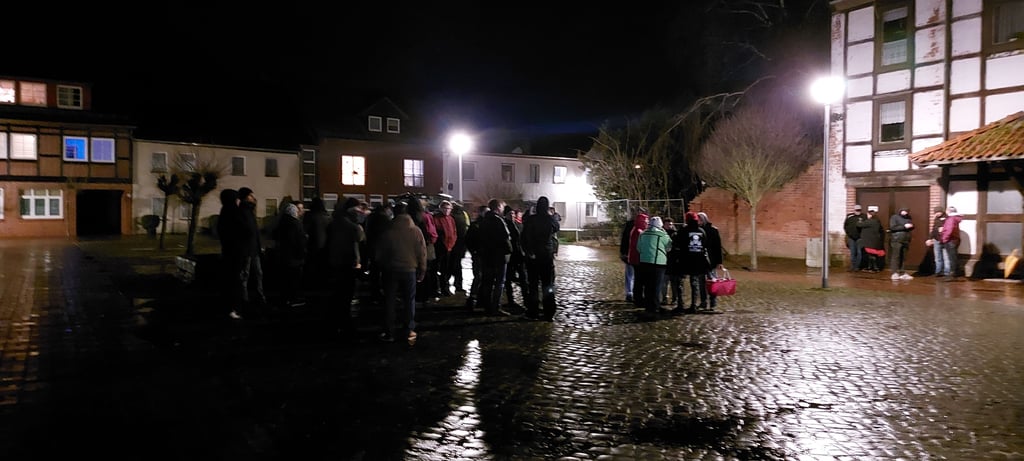 Rund 40 bis 50 Teilnehmer hatten sich am Freitagabend (18. Februar 2022) auf dem Marktplatz neben dem Rathaus in Oebisfelde zu einer Kundgebung versammelt.