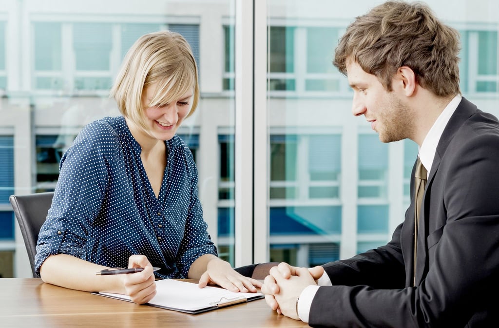 Wie können sich Mitarbeiter am besten weiterentwickeln? Auch um diese Fragen kümmern sich Personalerinnen und Personaler.