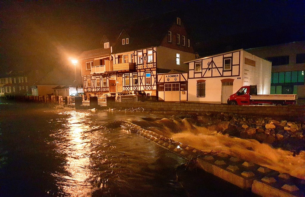 Das regnerische Sturmtief „Antonia“ ließ in der Nacht zum Montag in Wernigerode die Pegelstände der Holtemme steigen – wie hier an der Insel in Hasserode.