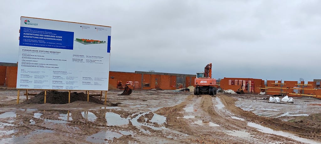 Trotz des stürmischen Wetters der vergangenen Tage gehen die Arbeiten zur neuen Kita auf der Baustelle am Lehmweg in Oebisfelde voran. Ende März könnte bereits der Dachstuhl angebracht werden. Zeit, für die neue Kindertagesstätte einen Namen zu finden.