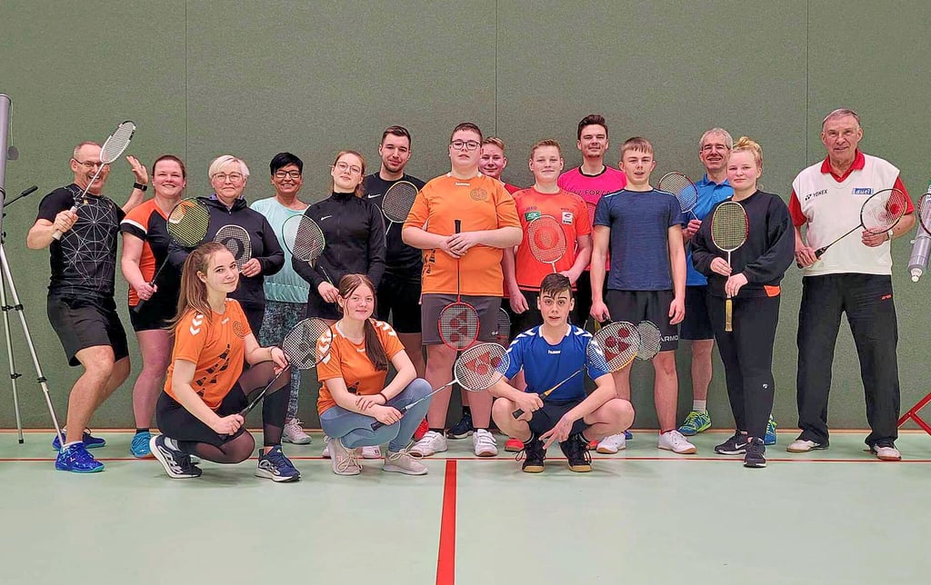 Die Teilnehmer am Trainingstag in Schönhausen mit ihrem prominenten Trainer Hans Werner Niesner (rechts).