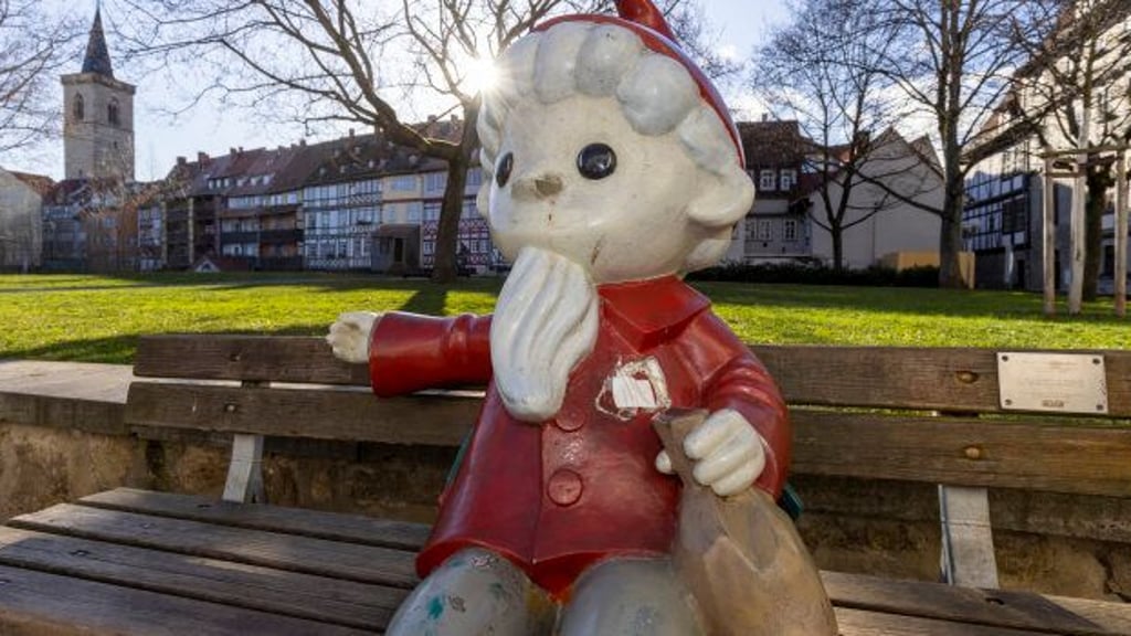 Die in der Altstadt von Erfurt aufgestellte Sandmännchen-Figur aus dem Kinderkanal muss nach einem Akt von Vandalismus zur Behandlung in die Werkstatt.