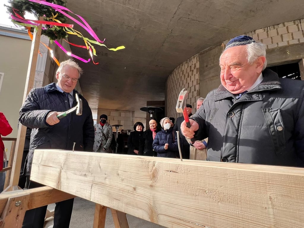 Ministerpräsident Reiner Haseloff (CDU) und der Vorsitzende der Jüdischen Gemeinde zu Dessau, Alexander Wassermann