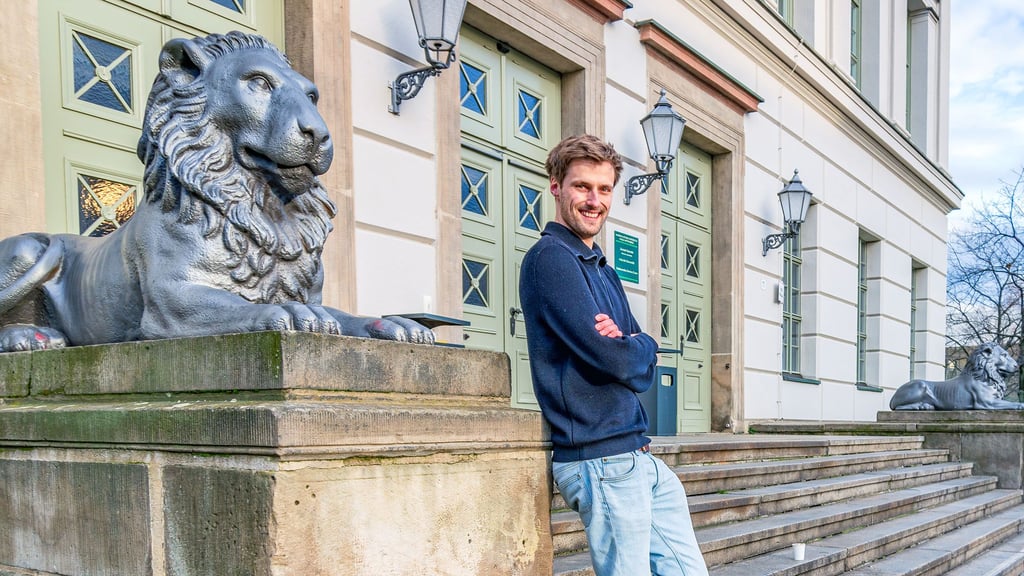 Mag Halle, will aber nicht bleiben: Medizinstudent Lukas Klawitter am Löwengebäude der Martin-Luther-Universität