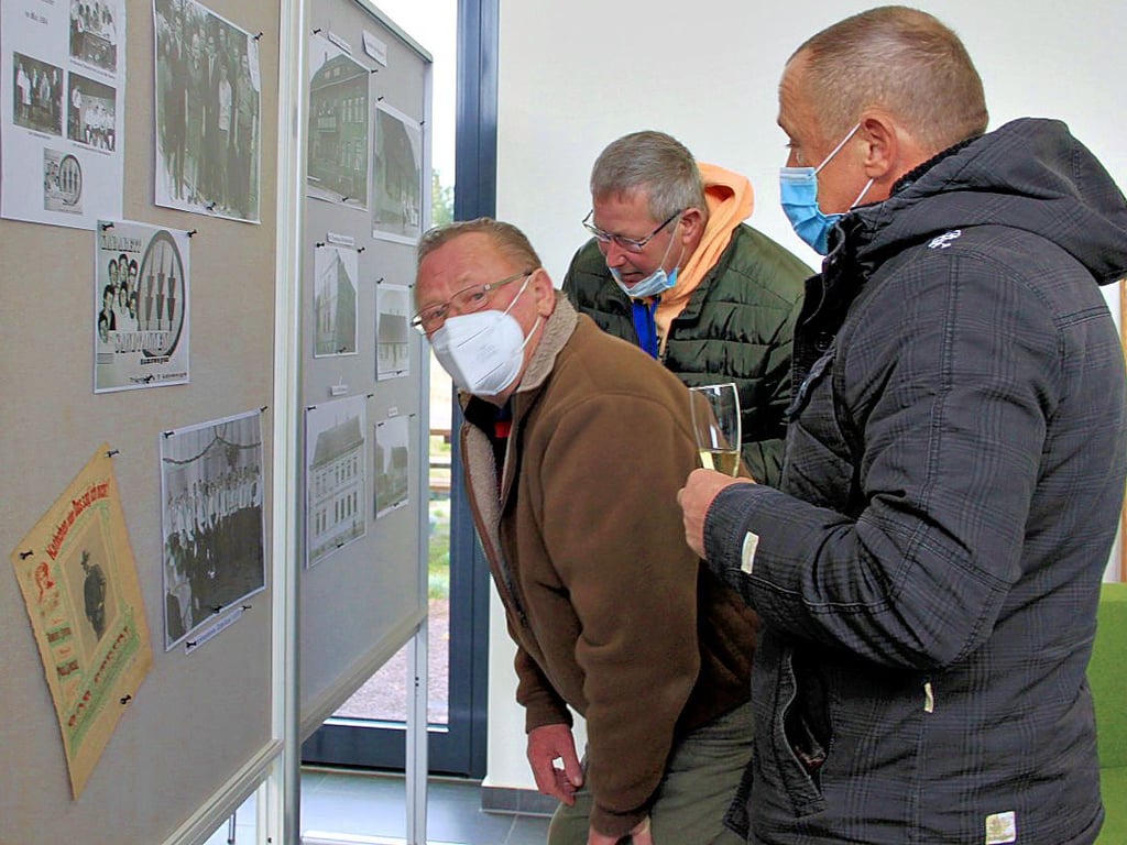 Zahlreiche Besucher der Bilder-Ausstellung in Samswegen haben ihre Erinnerungen an Vergangenes Revue passieren lassen.