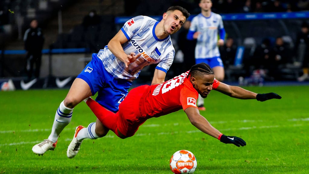 Die Schlüsselszene des Spiels: Kempf ringt Nkunku nieder, die Folge sind Rot für Hertha und Tor für RB