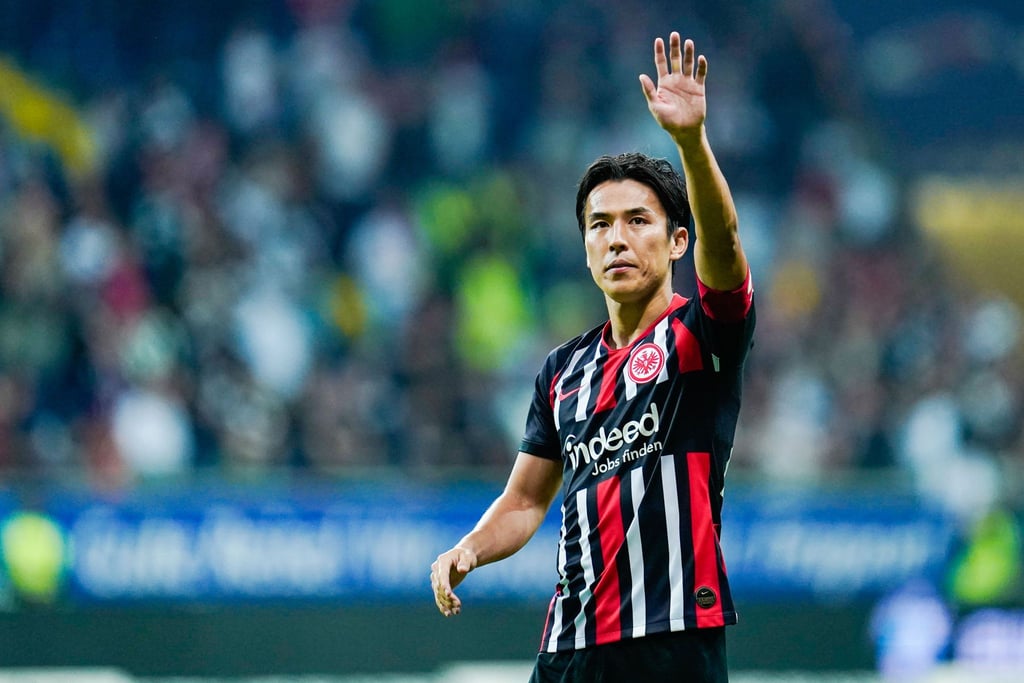 Frankfurts Makoto Hasebe winkt ins Publikum - und hängt bei der Eintracht noch ein Jahr dran.