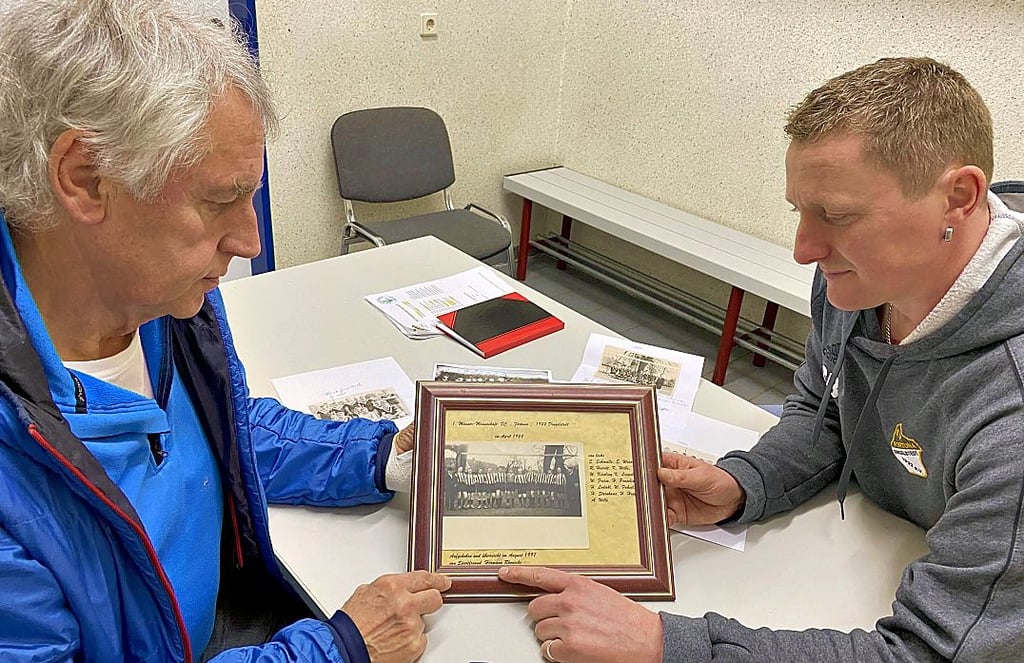 Stephan Blume (r.) und Bernd Blum mit alten Fotos, die gemeinsam mit vielen anderen Dingen in einer kleinen Ausstellung zusammengetragen werden sollen.