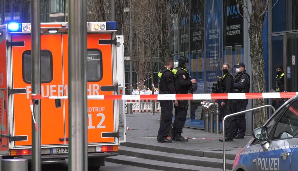 Polizei und Feuerwehr am Sony Center, wo ein 24 Jahre alter Mann tot aufgefunden wurde.
