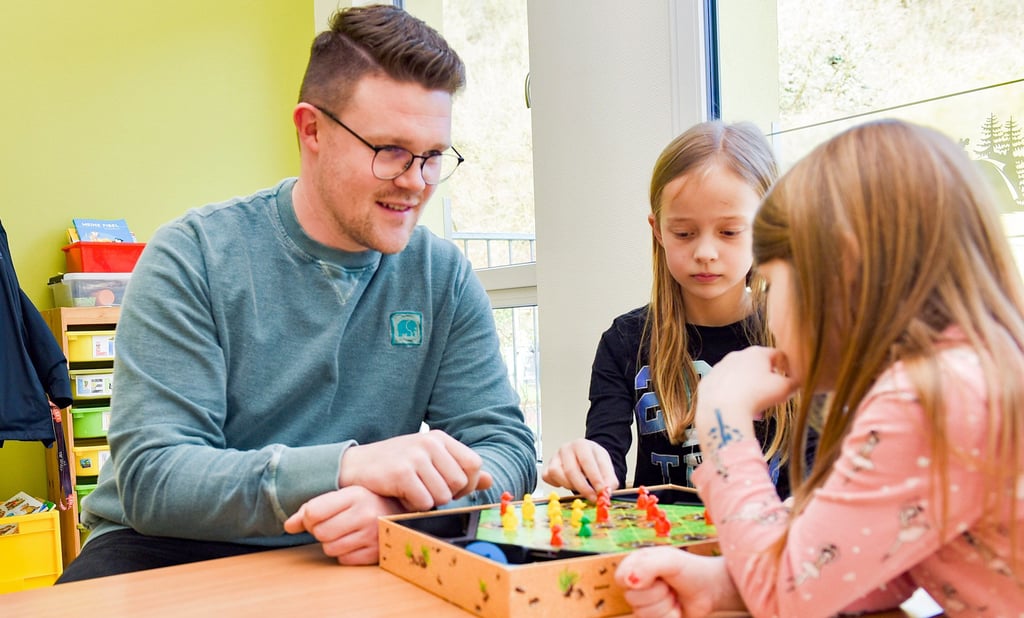 Erzieher Toni Schneider arbeitet gern mit Kindern und stellt sich jetzt einer neuen Herausforderung.