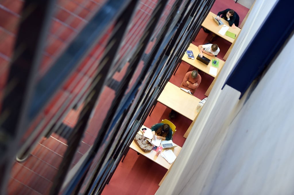 Wer nach Ausbildung und einigen Jahren im Berufsleben ein Studium angeht, kann Anspruch auf Bafög haben - ganz unabhängig vom Einkommen der Eltern.