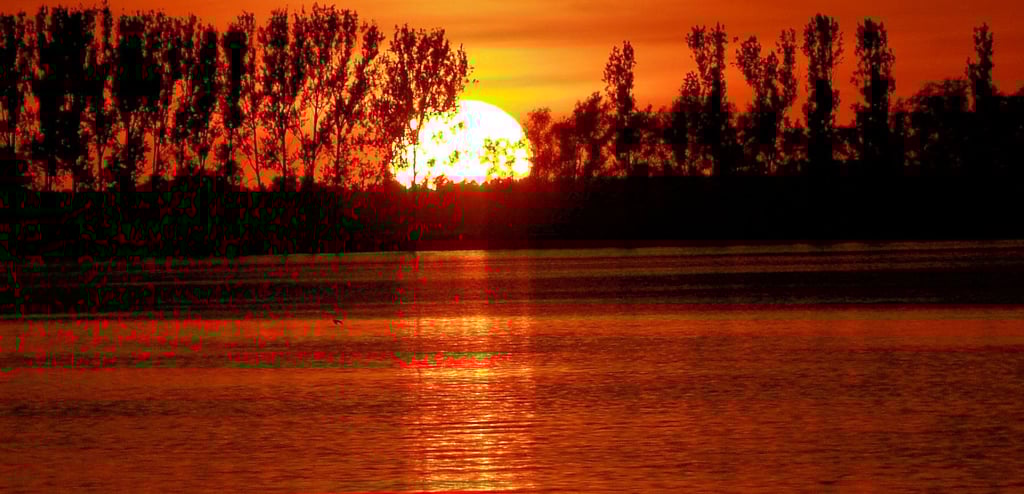 Ein Sommer-Sonnenuntergang mit entspannter Romantik am Arendsee: Was das Thema Seesanierung angeht, haben die Diskussionen nach einigen Jahren Ruhe nun wieder Fahrt aufgenommen. Eine endgültige Entscheidung zu diesem Projekt steht noch aus.
