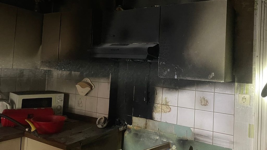 Die verrußte Küche nach dem Brand in dem Einfamilienhaus.