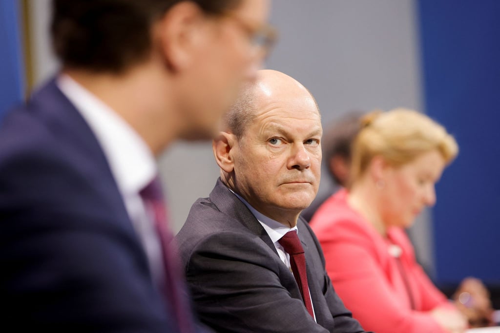 Pk nach der Ministerpräsidentenkonferenz: Bundeskanzler Olaf Scholz zwischen dem NRW-Ministerpräsidenten Hendrik Wüst und der Bürgermeisterin Berlins Franziska Giffey.