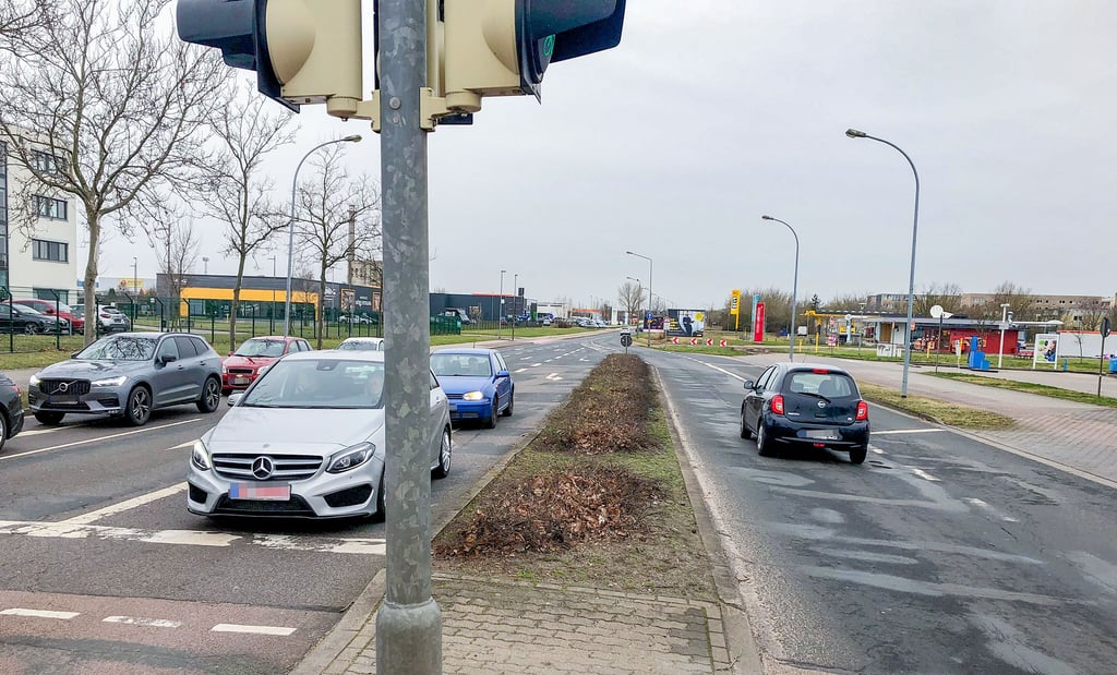 Blick auf die Mannheimer Straße in Richtung Weststraße. Hier wird die Straße verbreitert. Zwei Spuren je Richtung gibt es dann.