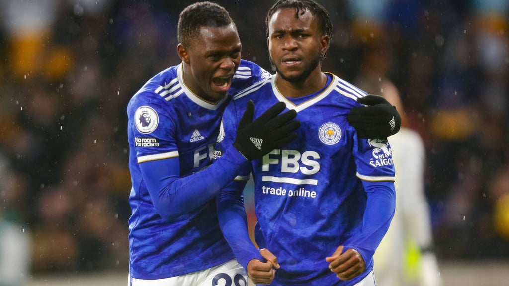 Patson Daka (l.) freut sich mit Ademola Lookman über dessen Tor.