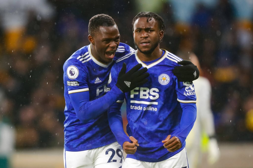 Patson Daka (l.) freut sich mit Ademola Lookman über dessen Tor.