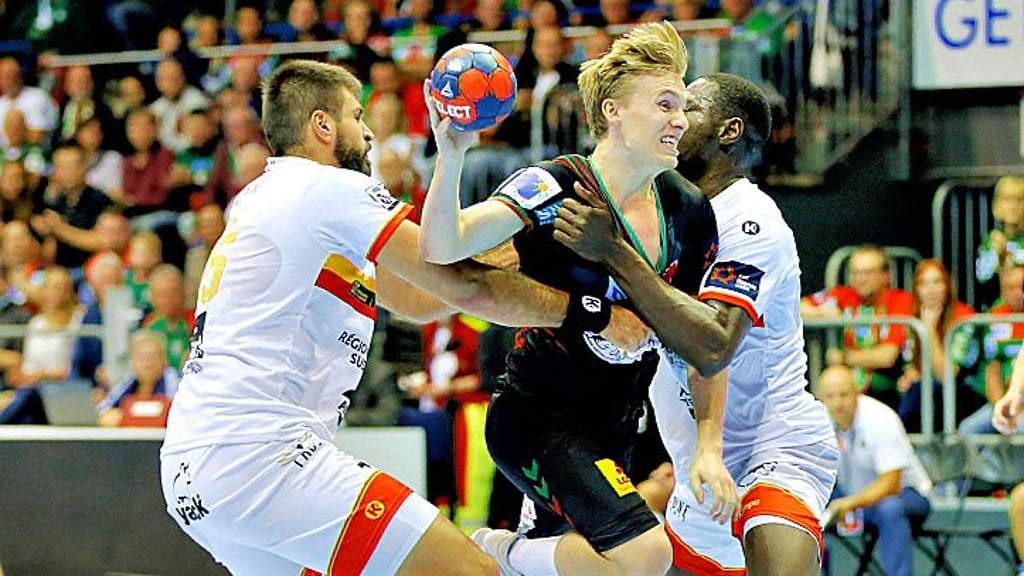 Gísli Kristjánsson erzielte im Hinspiel gegen Pauc Handball - hier Marko Racic (links) und Karl Konan - zwei Treffer.
