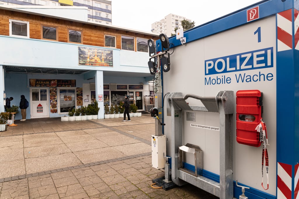 Vor dem islamischen Kulturcenter in Neustadt steht ein Polizei-Container, in dem Beamten sitzen und die Gemeinde während der Gottesdienste schützen.