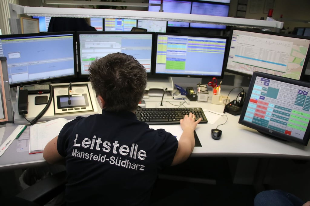 Die Integrierte Leitstelle (ILS) in Sangerhausen kümmert sich um die Weiterleitung der Notrufe.