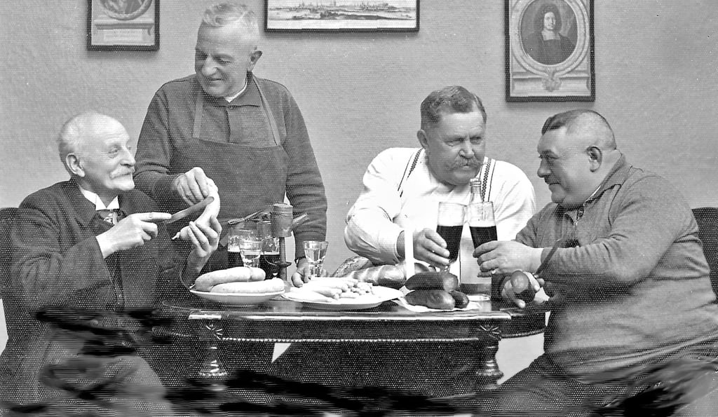 Wie de Zarbster in ihre janz eijene Sprache saren: Sparjel, Bitterbier un Brägenworscht mit Mostrich von Herrmanns Franz seine Fabrik inne Ankuhnsche Straße. Det war so een janz een scharfer. De Zarbster Männers wussten damals wie man sich jut jehn lässt. Die Viere hier hans sojar uff eene Postkarte jeschafft.