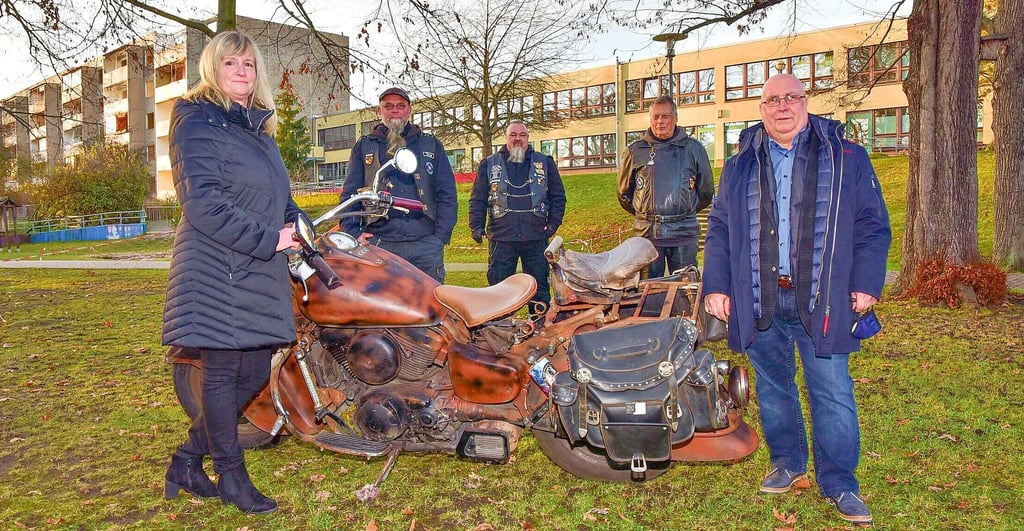 Im Dezember 2020 besuchten die Biker und StadtwerkechefThomas Zänger (re.) die Regenbogenschule, die Andrea Scheffler (li) leitet. Zänger übergab eine erste Spende. Inzwischen sind 29.500 Euro eingenommen. Das Geld fließt komplett in den neuen Spielplatz.