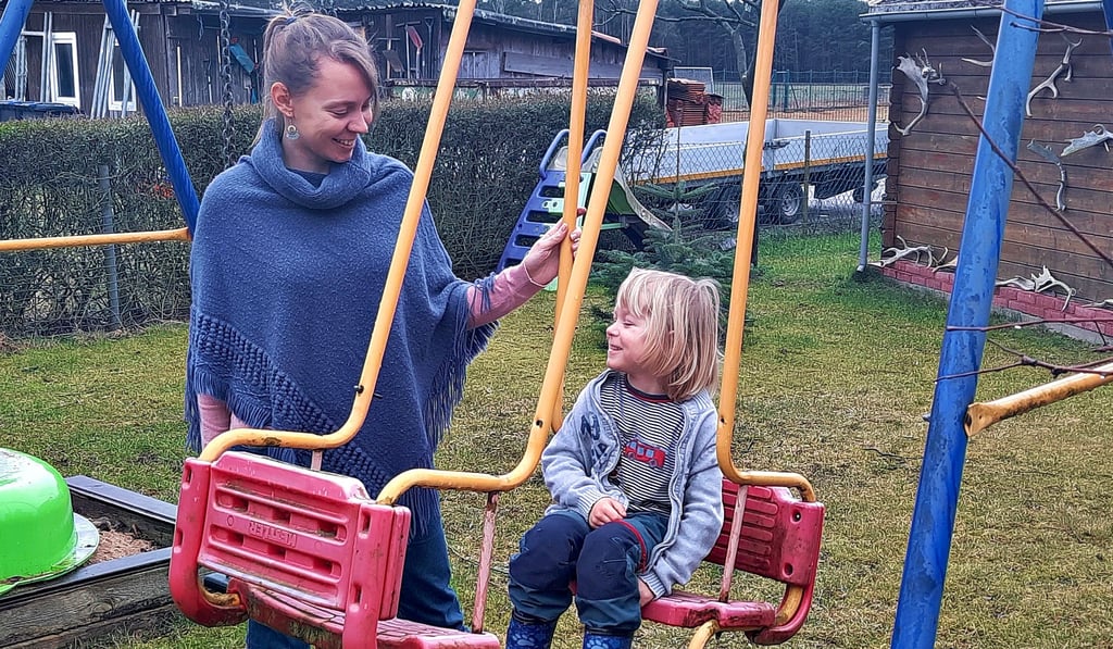 Anika Heinrich mit ihrem Neffen Anton an der Schaukel im heimischen Garten in Serno.