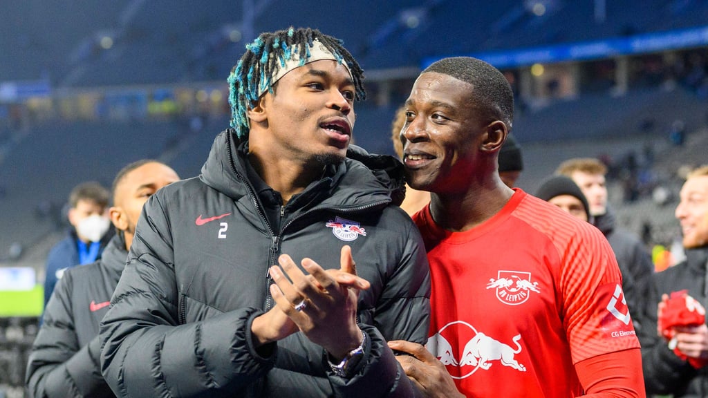 Feierte mit: Mohamed Simakan und Landsmann Nordi Mukiele.