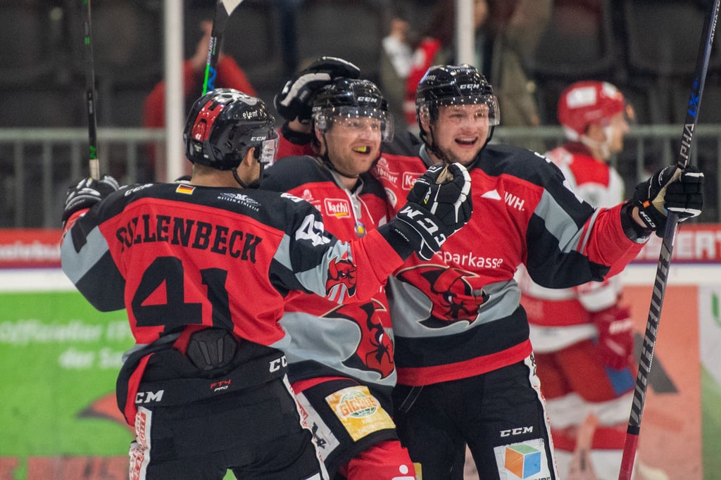 Denis Gulda (M.) lässt sich nach seinem Tor zum 2:0 für die Saale Bulls gegen die Scorpions feiern.